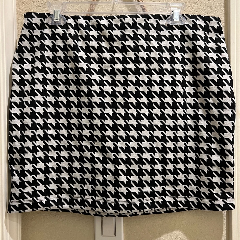 Express black & white herringbone skirt. NWT